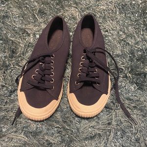 Tretorn navy sneaker